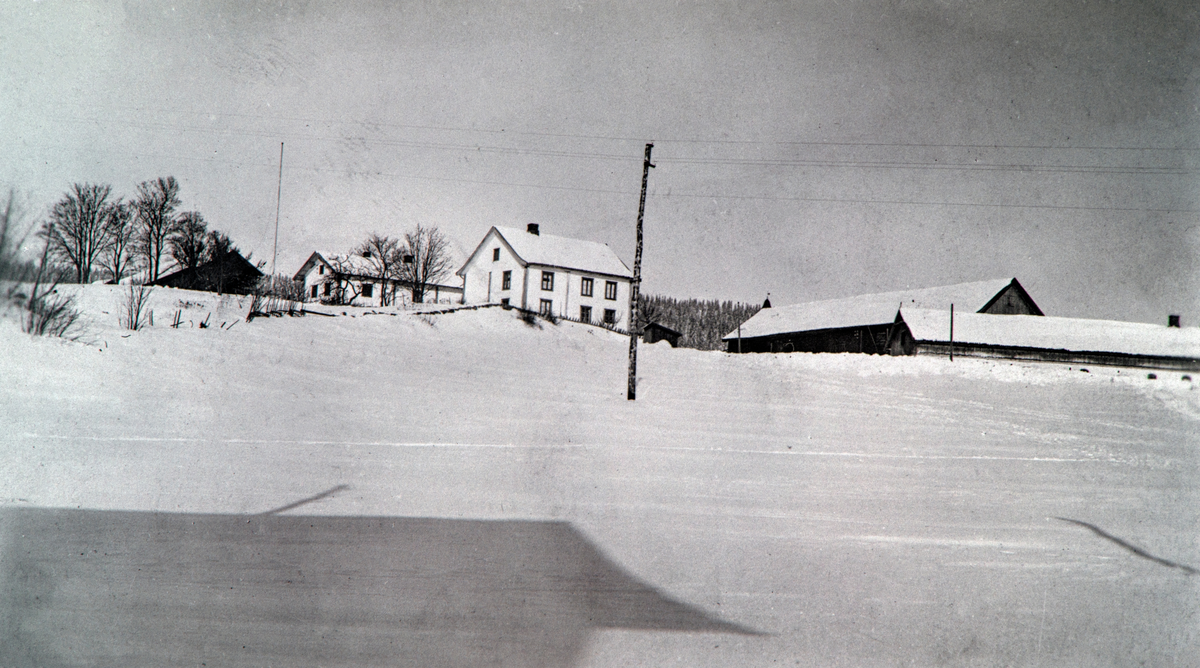 EKSTERIØR: GARDSBRUK, SKJESET ØSTRE, VINTER,