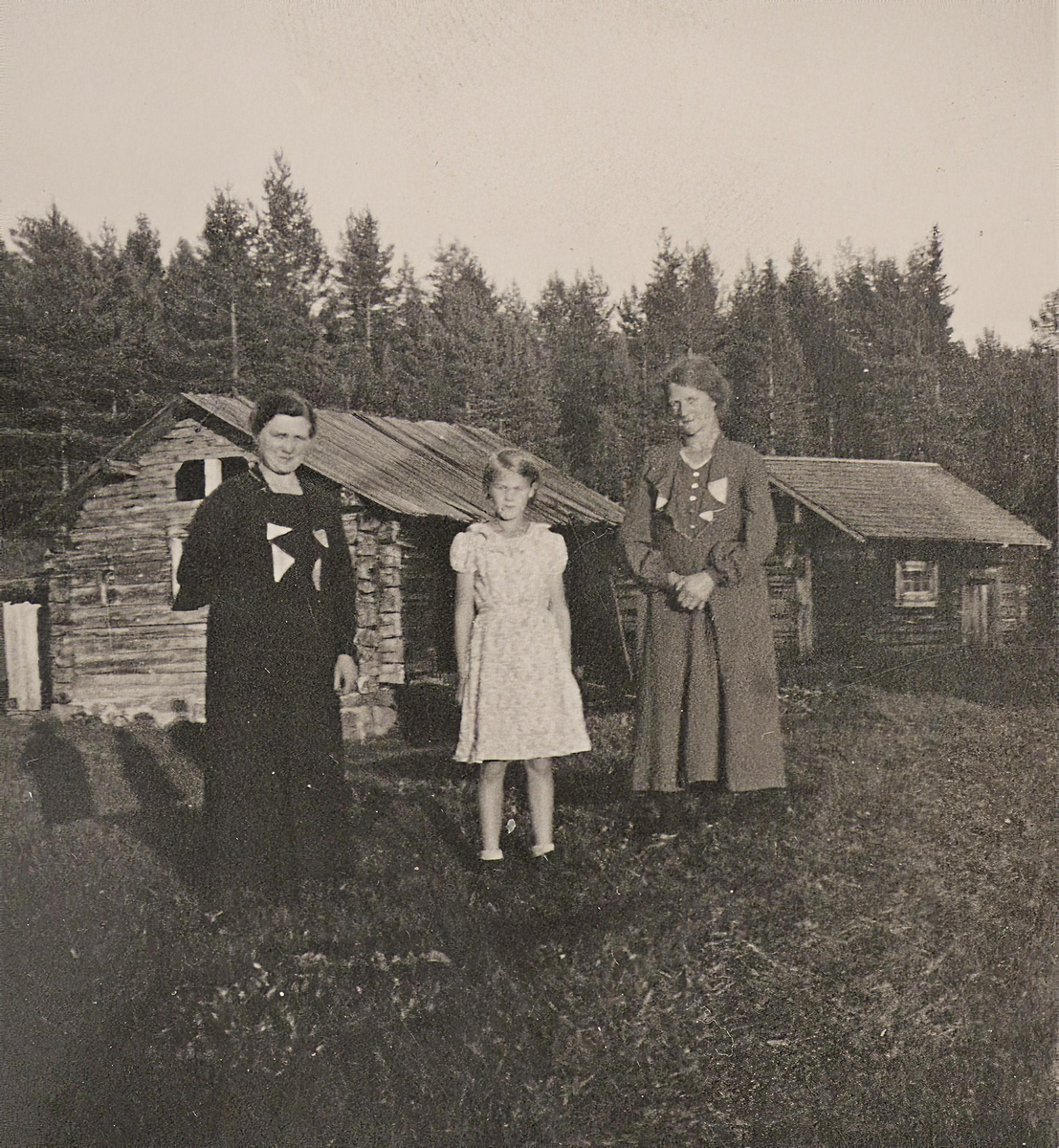 Fra v: Gunhild Tho  (1890-1976), Gerd Paula Pettersen (1927-2012)i, Anna Jensen (1890-1973)