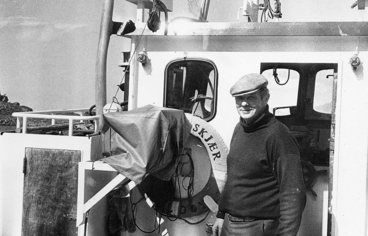 Alfon Ringen, Holdøy, Hadsel ombord på båten Tennskjær. 1970 tallet.