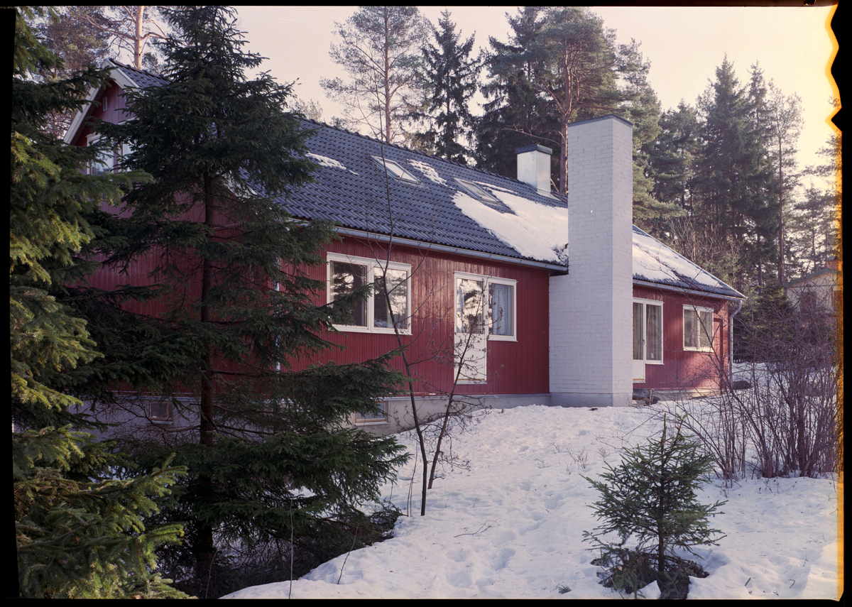 ELEMENTHUS RUNT I STOCKHOLMS FÖRORTER