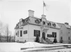 Villa Lyckebo kort efter färdigställande något år in på 1900-talet. Sannolikt ritad av byggherren tillika arkitekten Johan Lagerström. Med adressen Klostergatan 62 ingår bostaden i den exklusiva husrad som i början av förra seklet uppfördes alldeles mot Linköpings trädgårdförening. Som en kuriositet får vi förmoda att det är makan Ingegerd Naëmi som skymtar i ett av fönstren till vänster.