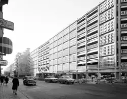 PARKERINGSHUS VID REGERINGSGAT.
EXT.