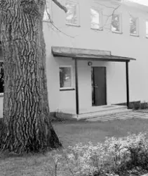 Villa Giertz
Exteriör, entrén under skärmtak, trädstam i för