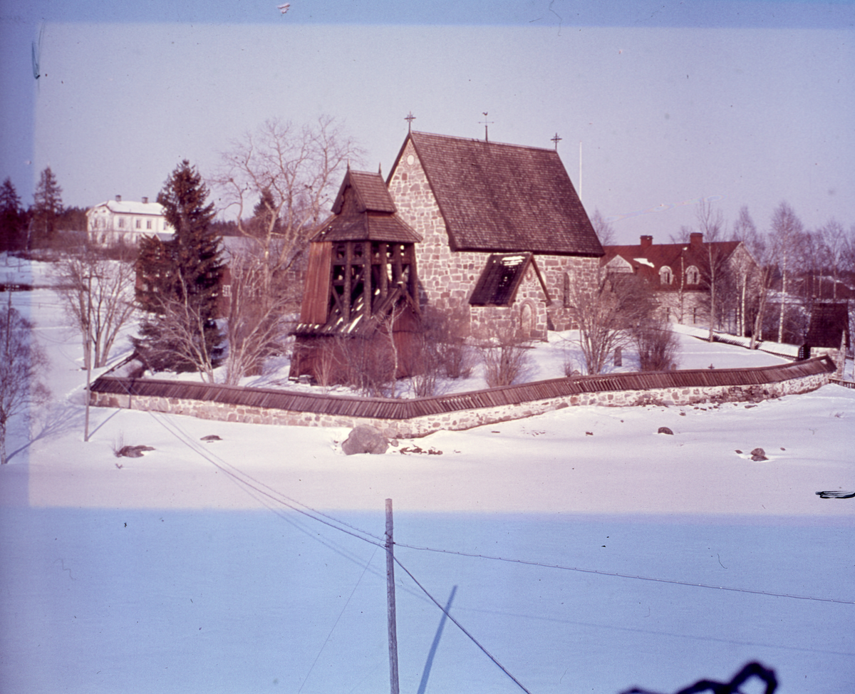 Trönö gamla kyrka i vinterlandskap.