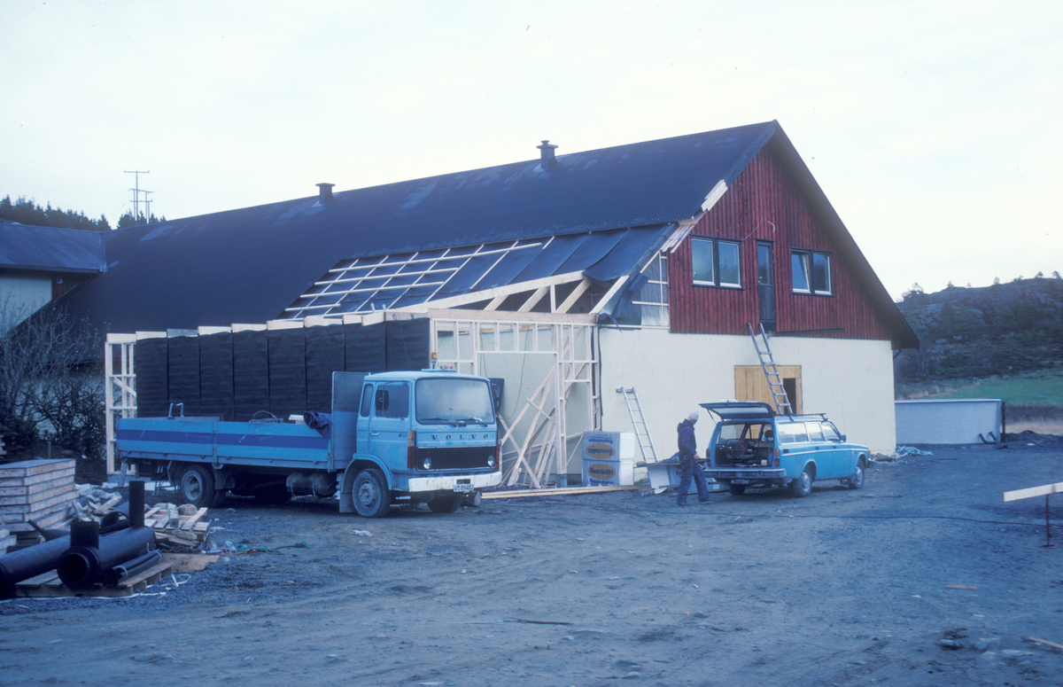 Tex-Fisk A/S, Bjugn 1987 : Det arbeides med taket på en bygning