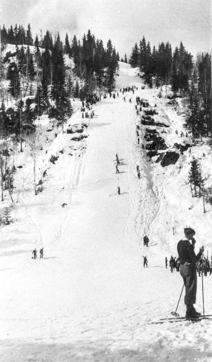 Hopprenn i Lindkollen et sted mellom 1935 - 40.
Bakken lå rett over grensa til Lardal, opp for Nordbygårdene.