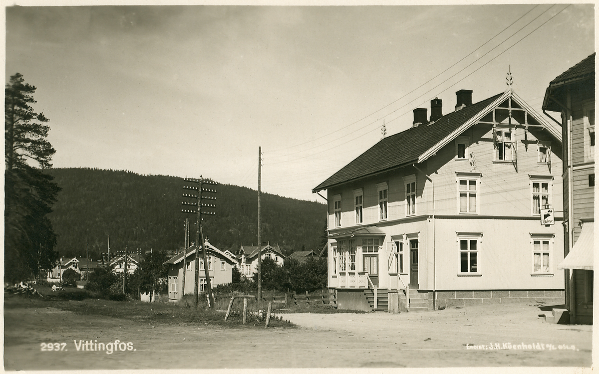 Postkort fra Hvittingfoss sentrum. 
Antagelig tatt rundt 1910-1912