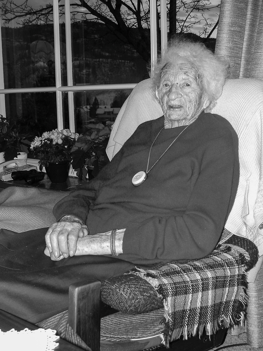 Sofie Berg f. Smukkestad  (1905 - 2003)  
Damen var veldig aktivt med i foreningslivet, bla Sanitetsforeningen.