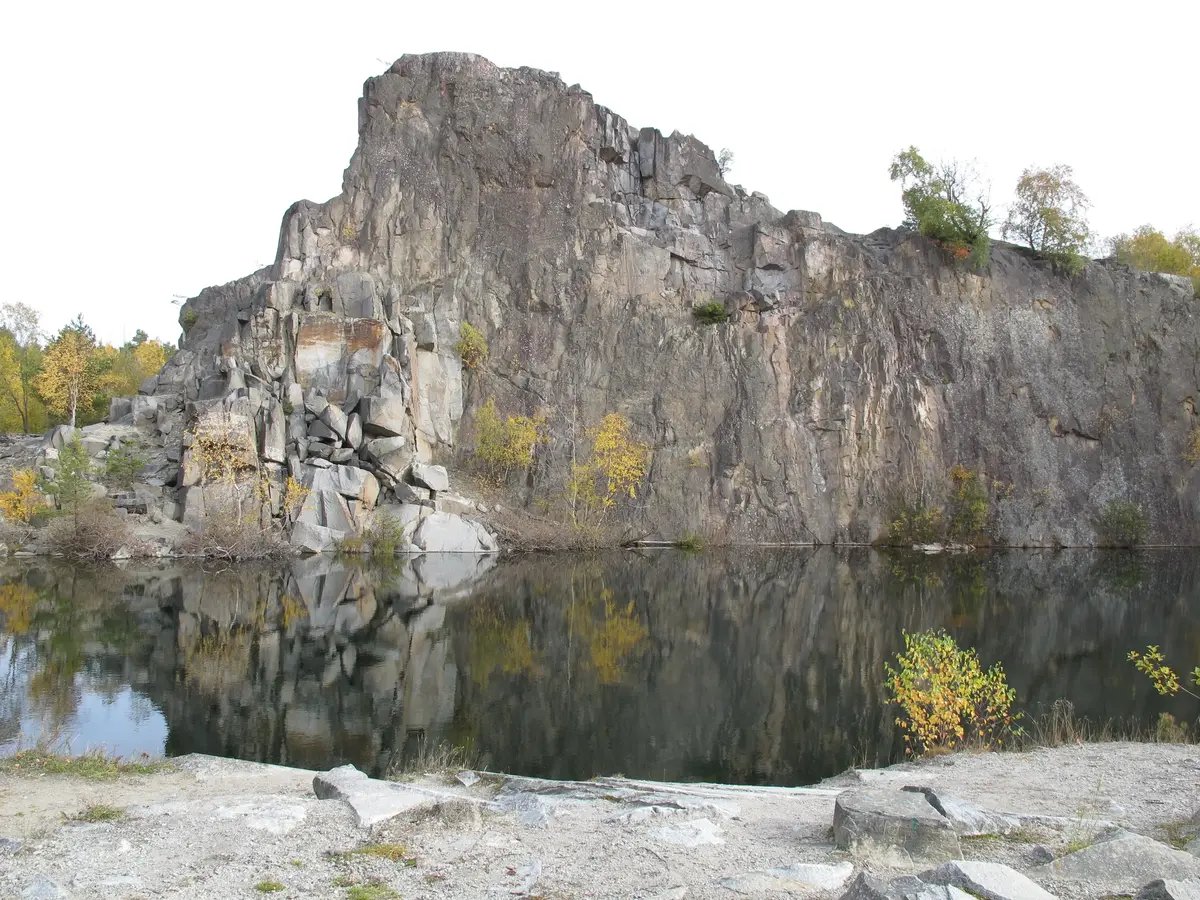 Vattenfyllt stenbrott.