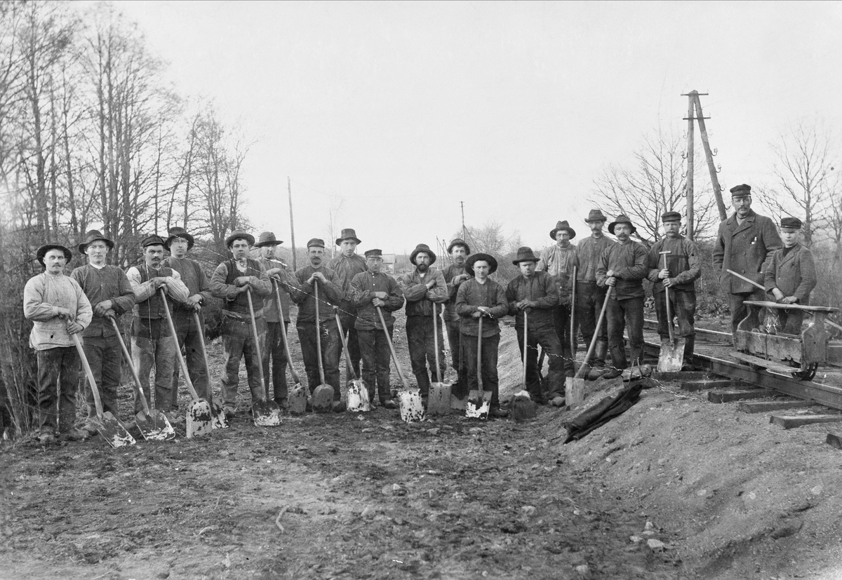 Skåne. Hässleholm.
Rallarelag vid dubbelspårsbyggandet på linjen mellan Hässleholm och Sösdala.
Fotot togs på hösten 1903. Upptecknaren, Herman Nilsson Hässleholm, är tredje man från vänster.