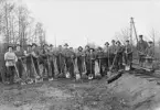 Skåne. Hässleholm.
Rallarelag vid dubbelspårsbyggandet på linjen mellan Hässleholm och Sösdala.
Fotot togs på hösten 1903. Upptecknaren, Herman Nilsson Hässleholm, är tredje man från vänster.