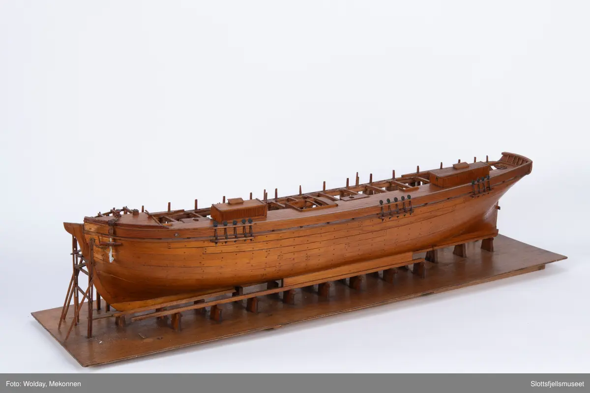 Modell av båtskrog under bygging