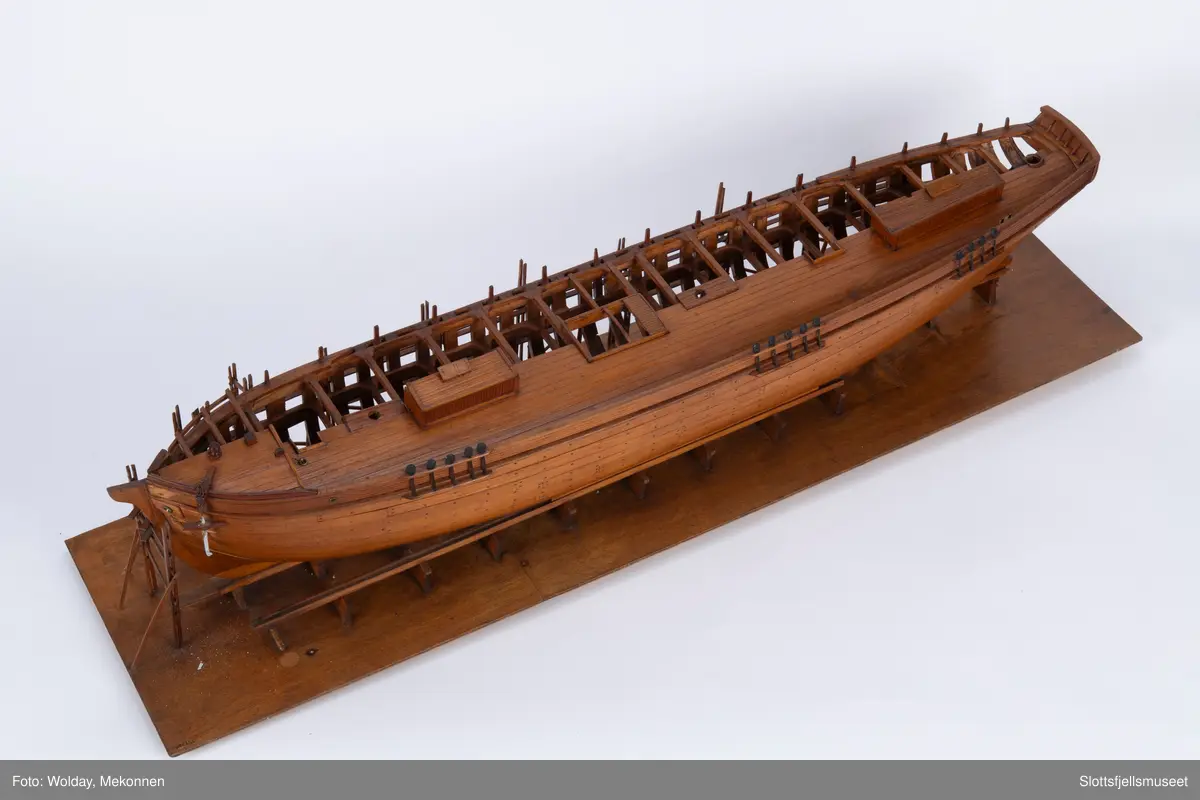 Modell av båtskrog under bygging