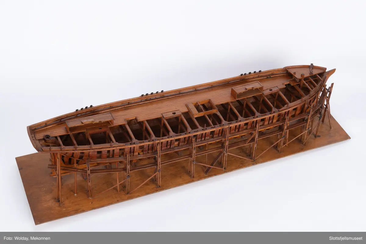 Modell av båtskrog under bygging