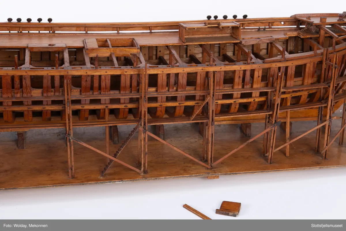 Modell av båtskrog under bygging