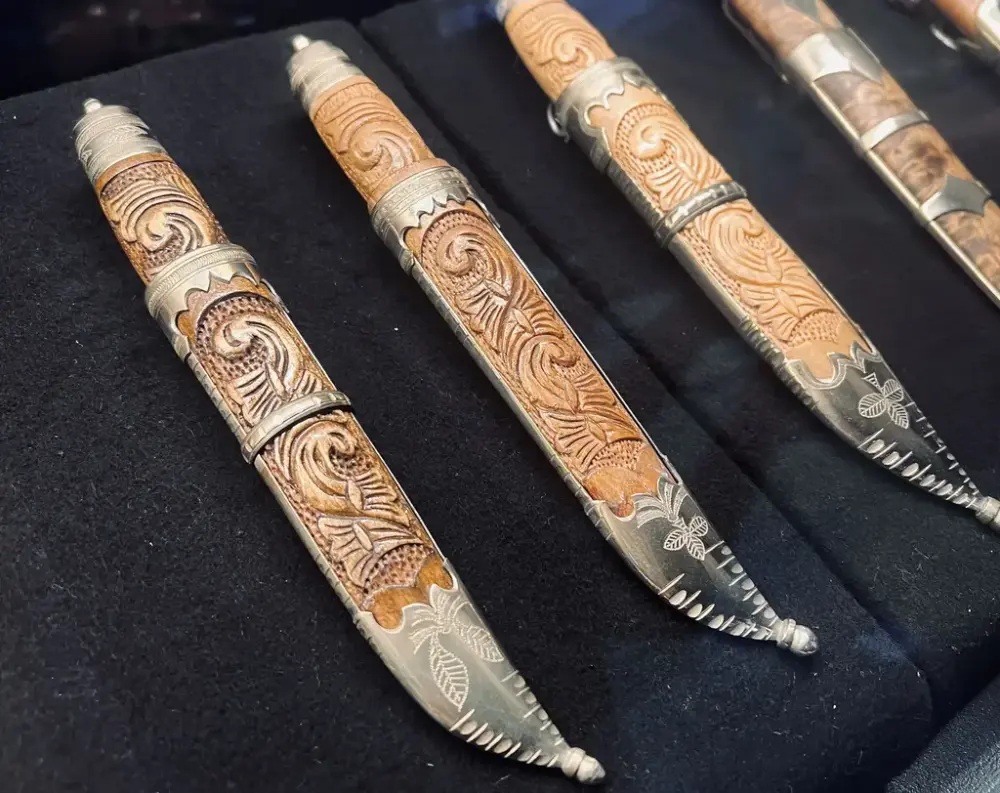 Kniv laget av romanofolket/tatere, oftre kalt taterkniv. Ordet «taterkniv» er et godt samlebegrep, og alle knivinteresserte vet straks at det er snakk om en kniv laget på «tatermåten» med taternes tradisjonelle form, detaljer, materialer, teknikker og utførelse.