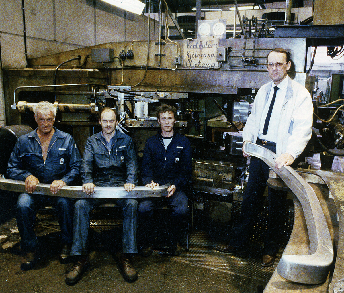 Bildelproduksjon av støtfanger, fra venstre: Hugo Nordrum, Harry Gullberg, Rolf Engen, Ola Ivar Moen.