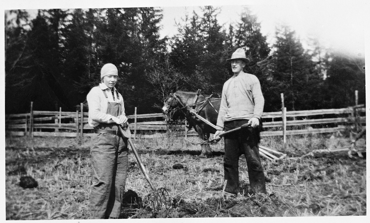 Våronn på Veiberg, Lena.
Fra venstre Ellen Moe og Maurits Moe.