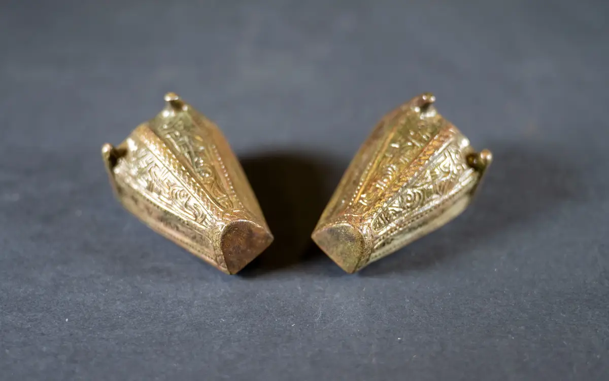 Djurhuvudformat spänne av brons, gjutet i ett stycke. Plan botten med nål. Ovansidan med huvudsakligen nonfigurativ ornamentik. Påträffat i grav 141/64 på kopparsviksgravfältet söder om visby.  Publ. Pettersson h 1966 (mälarstedt) undersökningen av gravfältet vid kopparsvik, gotländskt arkiv. Mälarstedt h 1979 kopparsvik- ett vikingatida gravfält vid visby. Arkeologi på gotland
nyreg 2002 ml