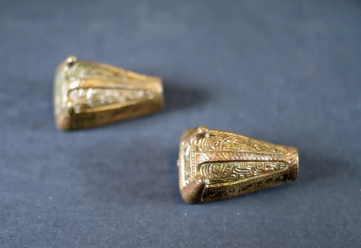 Djurhuvudformat spänne av brons, gjutet i ett stycke. Plan botten med nål. Ovansidan med huvudsakligen nonfigurativ ornamentik. Påträffat i grav 141/64 på kopparsviksgravfältet söder om visby.  Publ. Pettersson h 1966 (mälarstedt) undersökningen av gravfältet vid kopparsvik, gotländskt arkiv. Mälarstedt h 1979 kopparsvik- ett vikingatida gravfält vid visby. Arkeologi på gotland
nyreg 2002 ml