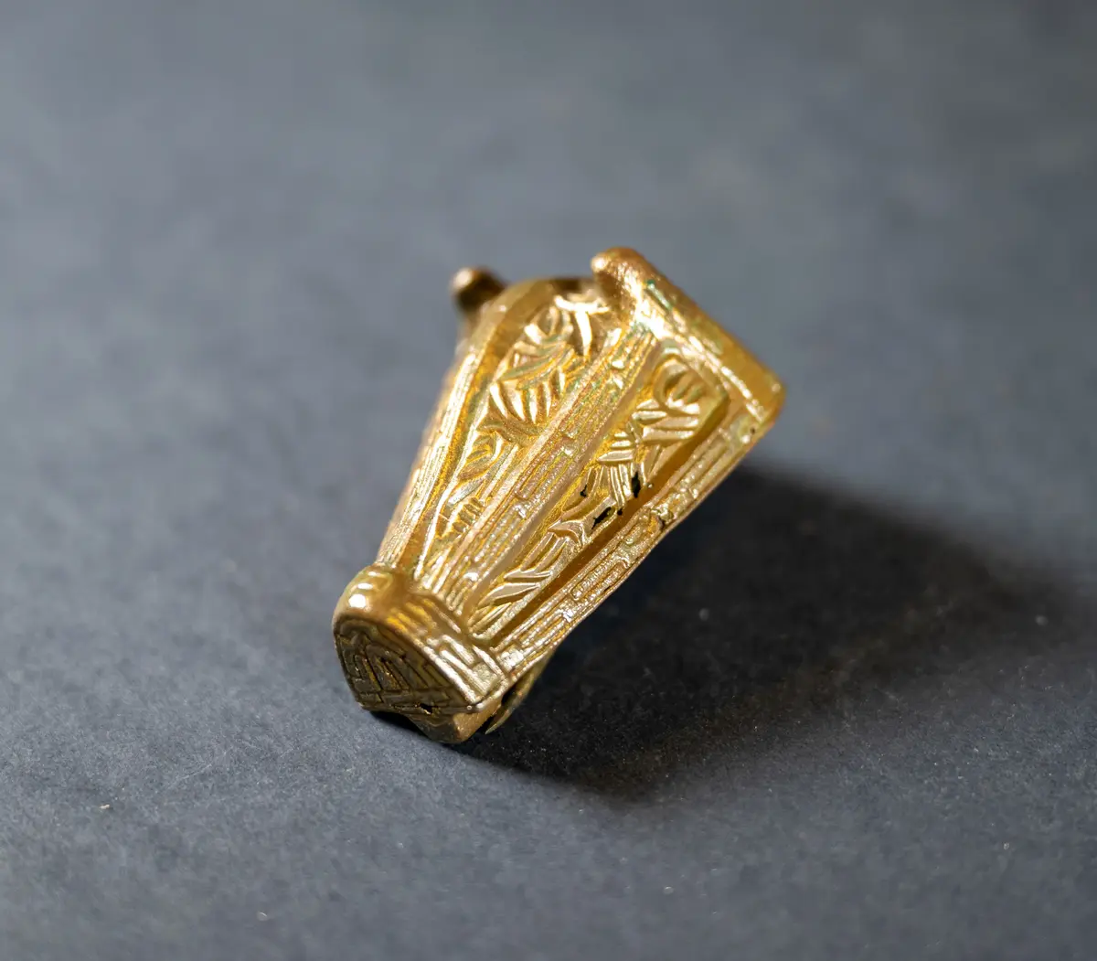 Djurhuvudformat spänne av brons, undersidan med pånitad nål på ovansidan ornamentik i relief. Påträffad i grav 232/64 på kopparsviksgravfältet söder om visby.  Publ. Pettersson h 1966 (mälarstedt) undersökningen av gravfältet vid kopparsvik  gotländskt arkiv. Mälarstedt h 1979 kopparsvik- ett vikingatida gravfält vid visby. Arkeologi på gotland.
nyreg 2002 ml
