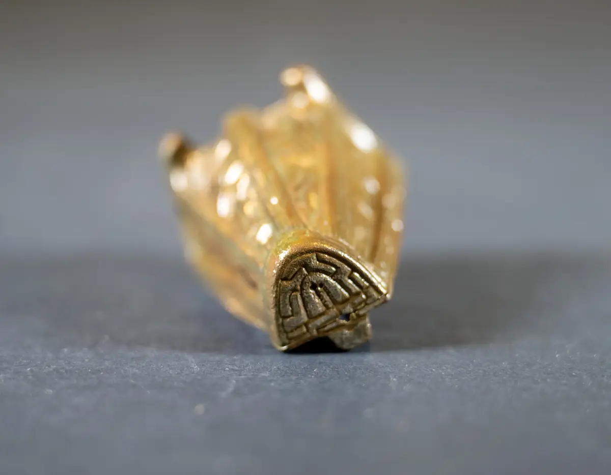 Djurhuvudformat spänne av brons, undersidan med pånitad nål på ovansidan ornamentik i relief. Påträffad i grav 232/64 på kopparsviksgravfältet söder om visby.  Publ. Pettersson h 1966 (mälarstedt) undersökningen av gravfältet vid kopparsvik  gotländskt arkiv. Mälarstedt h 1979 kopparsvik- ett vikingatida gravfält vid visby. Arkeologi på gotland.
nyreg 2002 ml