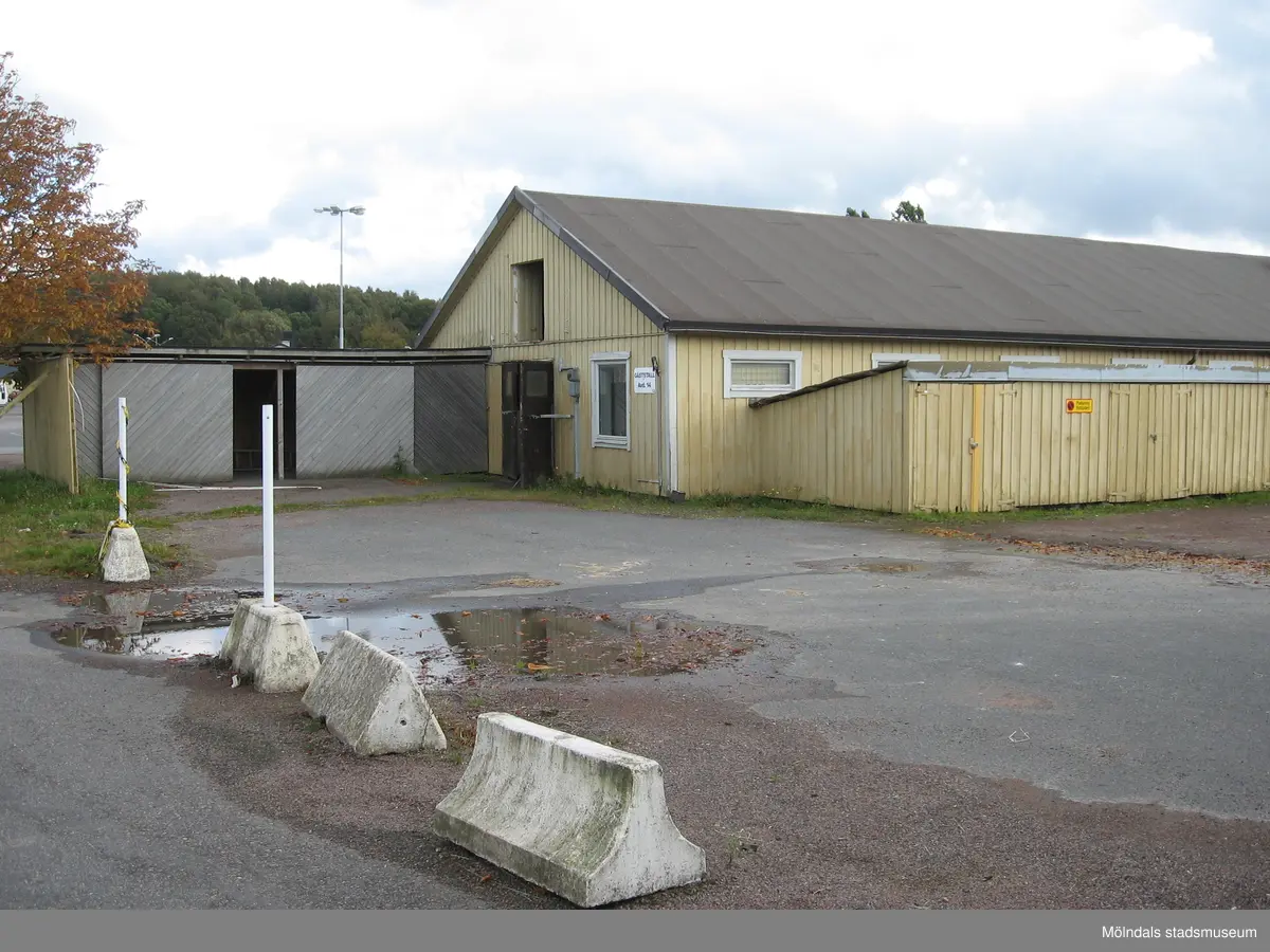 Serie fotografier på Åby stallbacke inför rivning. 

Åby travbana planeras att bara användas som en tävlingsbana varför stallarna på stallbacken avvecklas och rivs. Efter rivningen är området planerat för 735 bostäder i flerbostadshus och radhus med olika upplåtelseformer. 

Se plan över området, foto 2015_0001-69.