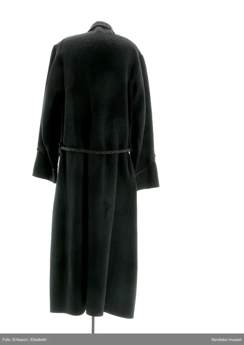 Innerficka. Maskin och handsömnad. Siden under kragen. Hank original, men lagad. 
Konserveringar utförda i museet (hål lagade).