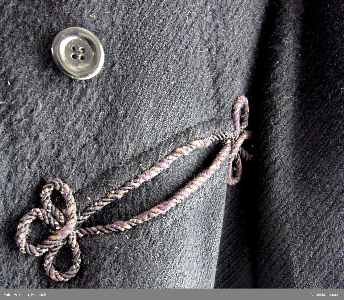 Innerficka. Maskin och handsömnad. Siden under kragen. Hank original, men lagad. 
Konserveringar utförda i museet (hål lagade).