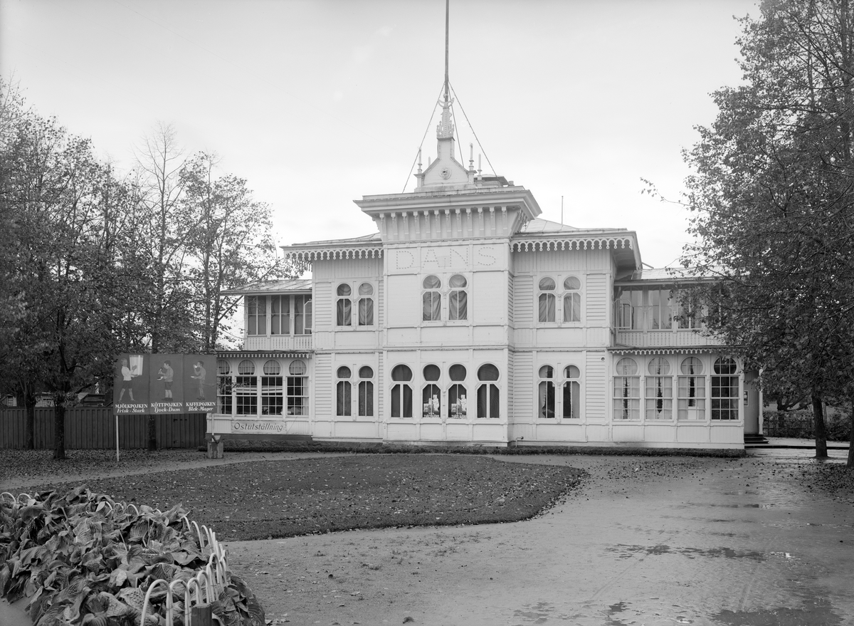 Trädgårdsföreningens restaurang i Linköping. Bild i samband med utställning om livsmedel i lokalen 1924. Notera plakatet som förkunnar att Mjölkpojken blir frisk och stark medan Kött- och Kaffepojkarna riskerar att bli tjocka, dumma, bleka och magra.