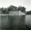 En ravelin och ett kastellanboställe vid vallgraven till Kalmar slott.