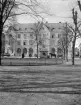 Riksbankens kontor i Linköping 1911. Bankhuset ritades av den från Stockholm verksamme Fredrik Olaus Lindström och hans skapelse förändrade stort karaktären av gatuavsnittet utmed S:t Larsgatan. Tomten hade tidigare utgjort platsen för stadens teater, Assemblé- och spektakelhuset, ett träslott med ålderdomligt uttryck.