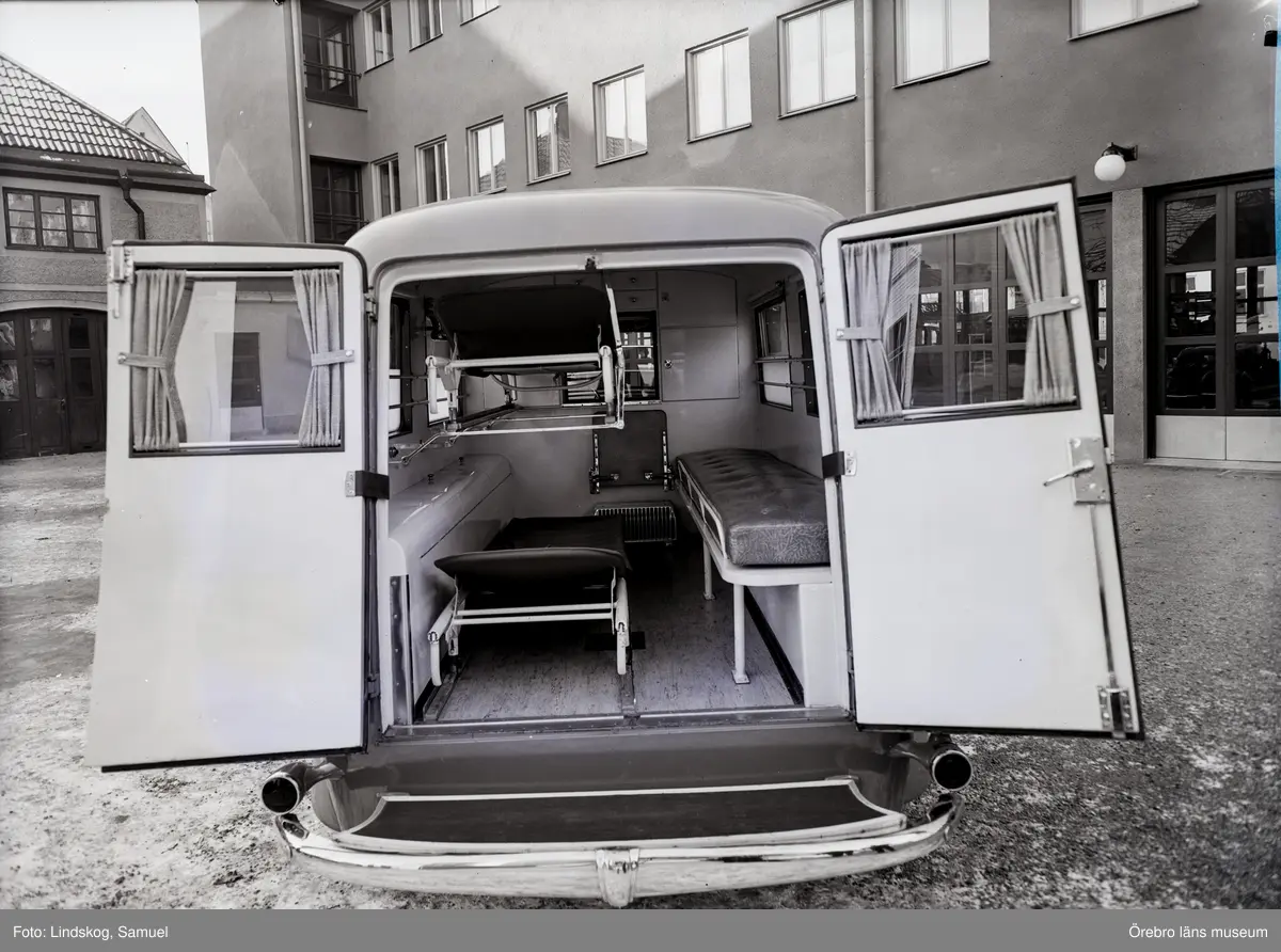 Örebro brandstations ambulansbil. 
Bilden tagen för Örebro Karosserifabrik, Hjärsta.