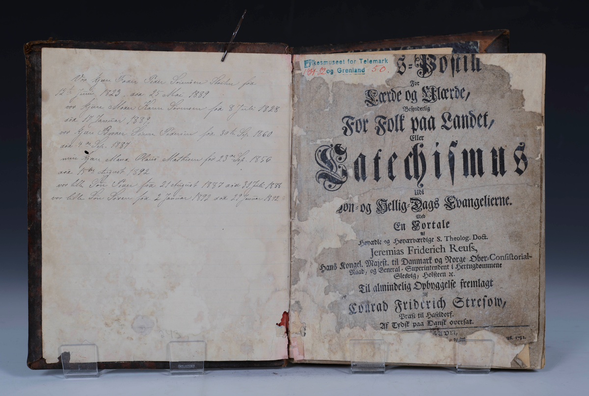 Prot: "Huus- Postill for lærde og ulærde besynderlig for folk paa landet. Eller Catechismus udi søn og helligdags evangelierne.... Af Conrad Friedrich Stressow. Af Tydsk, paa Dansk oversat. KBHV 1752." 10 bl. +936 s. + 8 bl. 4 to. Nyare heilskinnsband.