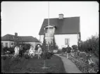 Grupporträtt i trädgård. Trädgårdsmästare Ekstrand, Kolbäck.
Ur Gustaf Åhmans samling.