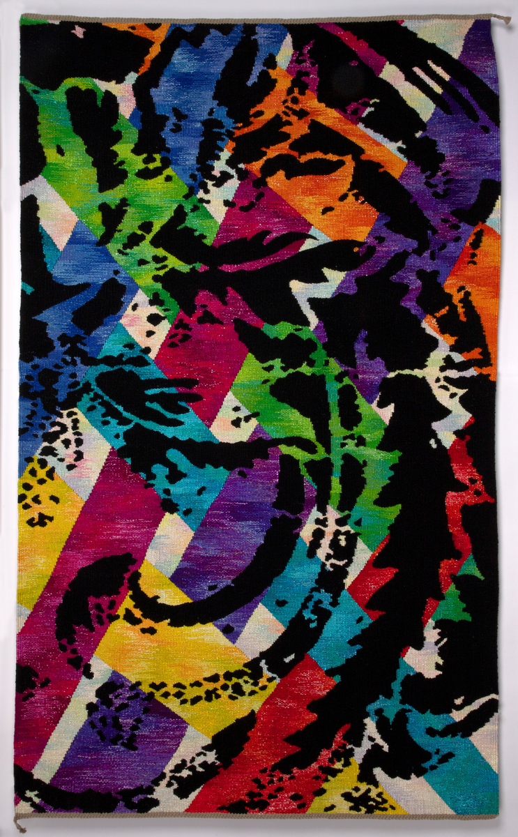 Rektangulær billedvev i gobelengteknikk, lingarn i renningen og ull og syntetgarn i innslaget. Abstrakt motiv i sterke, lysende farger. Åtte brede strenger i ulike farger på lys bunn (hver farge er satt sammen av sjatteringer i fargens tone) er flettet diagonalt i hverandre. Over dette et mønster i svart, som er inspirert av gamle stofftrykkblokker. Renningstrådene er flettet til et horisontalt bånd i øvre og nedre kant.