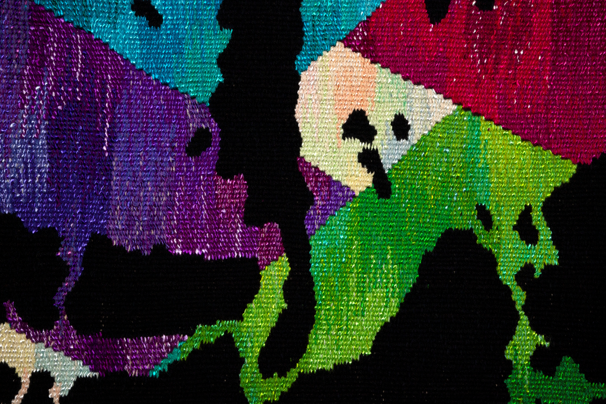 Rektangulær billedvev i gobelengteknikk, lingarn i renningen og ull og syntetgarn i innslaget. Abstrakt motiv i sterke, lysende farger. Åtte brede strenger i ulike farger på lys bunn (hver farge er satt sammen av sjatteringer i fargens tone) er flettet diagonalt i hverandre. Over dette et mønster i svart, som er inspirert av gamle stofftrykkblokker. Renningstrådene er flettet til et horisontalt bånd i øvre og nedre kant.