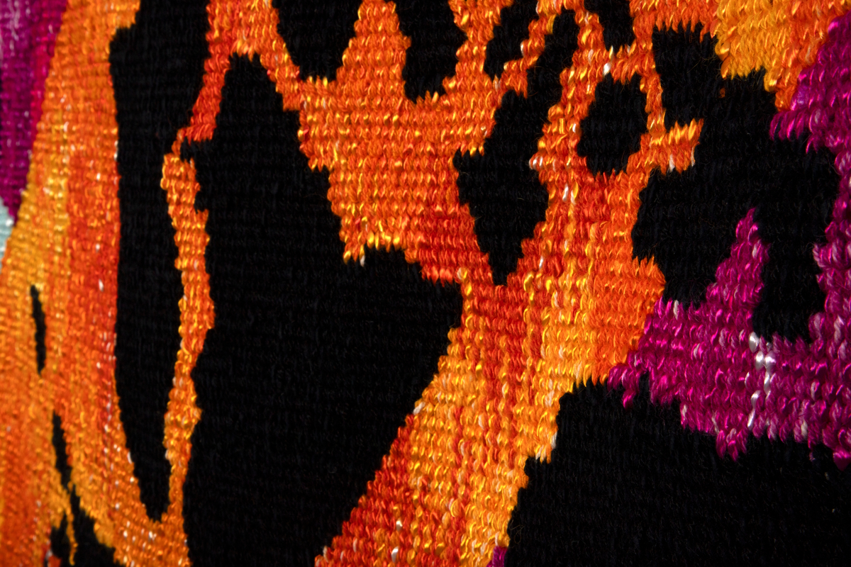 Rektangulær billedvev i gobelengteknikk, lingarn i renningen og ull og syntetgarn i innslaget. Abstrakt motiv i sterke, lysende farger. Åtte brede strenger i ulike farger på lys bunn (hver farge er satt sammen av sjatteringer i fargens tone) er flettet diagonalt i hverandre. Over dette et mønster i svart, som er inspirert av gamle stofftrykkblokker. Renningstrådene er flettet til et horisontalt bånd i øvre og nedre kant.