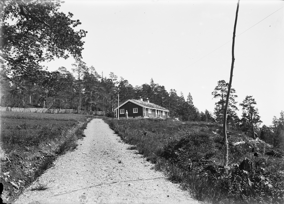 Hytte eller hus i enden av en vei.