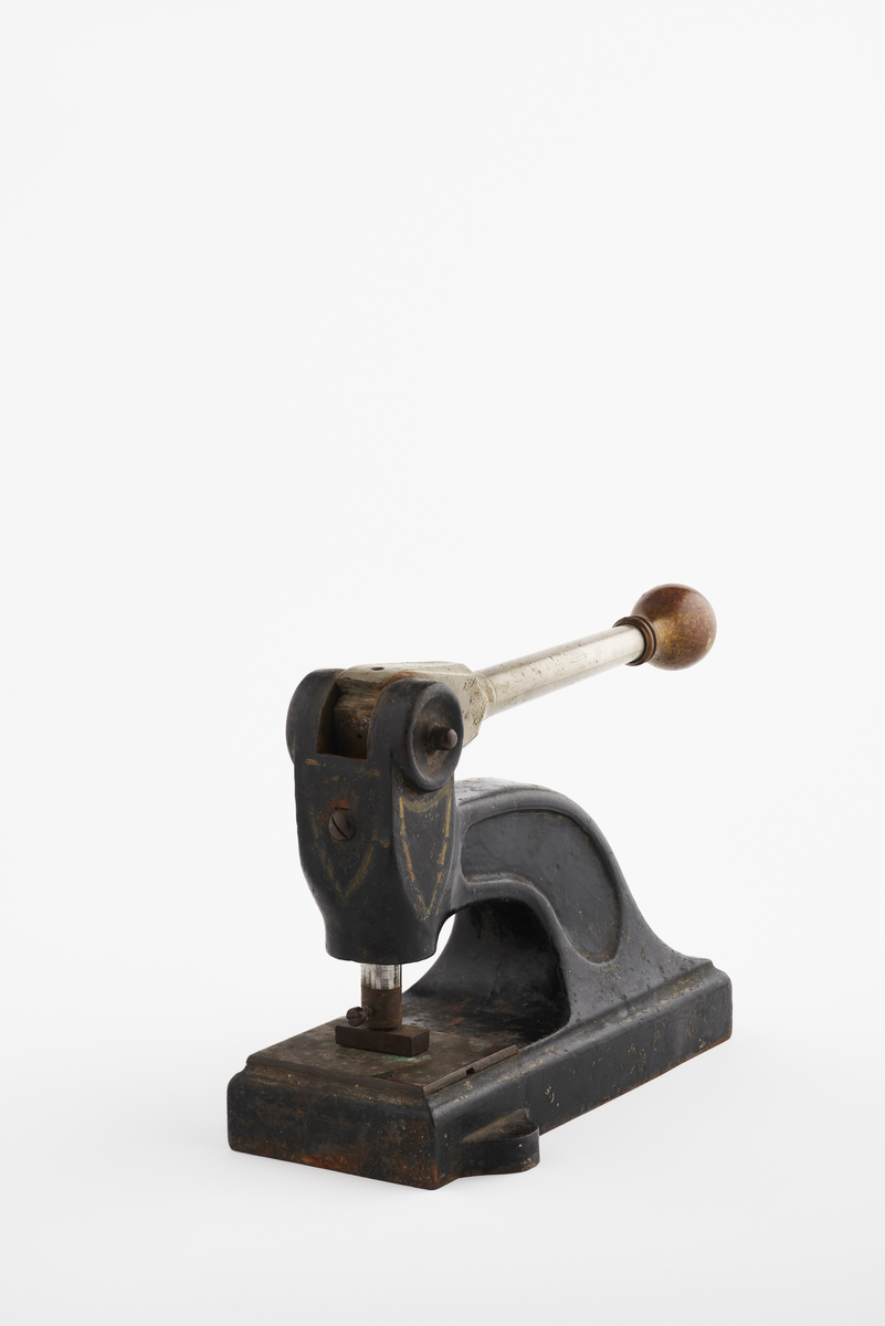 Signaturstempel i jern. Håndtaket presses ned og merker papir eller fotografi med fotografens stempel. Følgende logo presses inn:  H. Haslerud. FOTOGRAF

Diverse fotoutstyr og andre gjenstander som har tilhørt Synnøve Brændshøi sitt fotoatelier. De fleste er nok fra 40- og 50-tallet. 