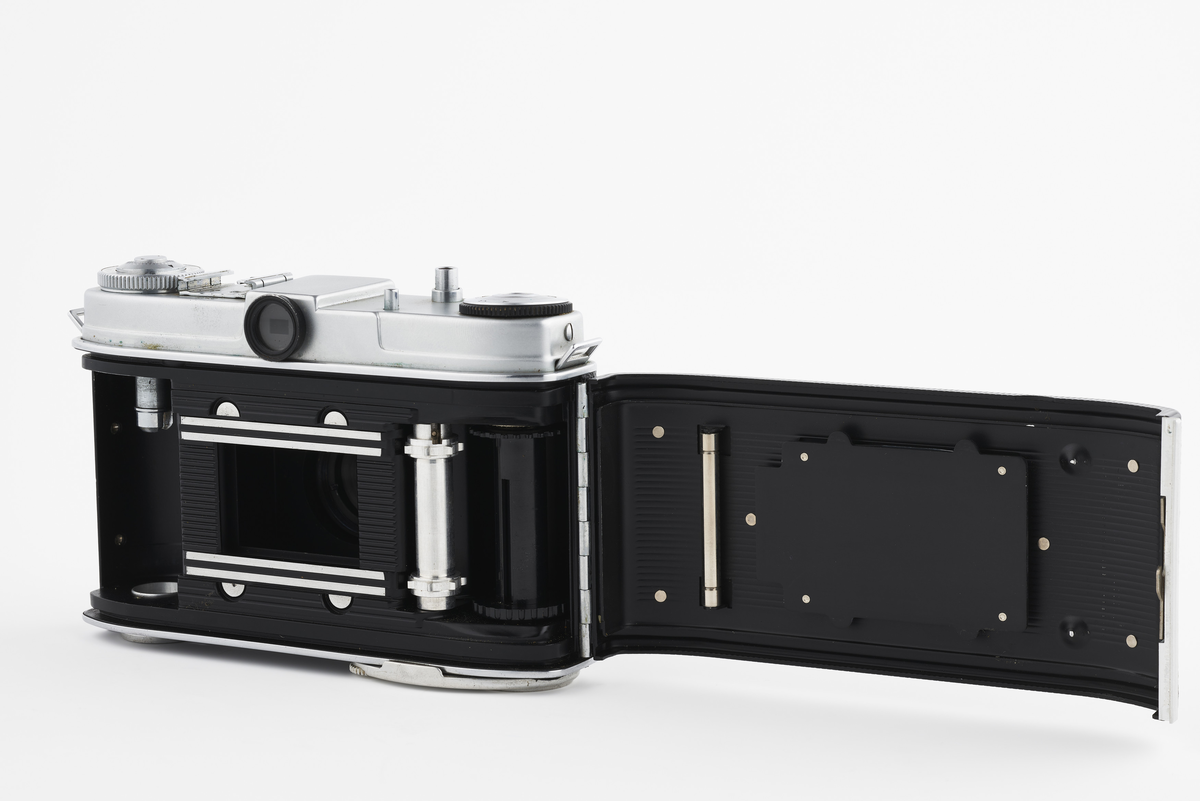 Kamera med tilhørende futteral/veske i brunt lær. Kameraet er av modellen Kodak Retinette, produsert på 1950-tallet. Det har en Schneider - Kreuznach Reomar 45mm f/3.5 linse. 

Samlingen består av diverse fotoutstyr og andre gjenstander som har tilhørt Synnøve Brændshøi sitt fotoatelier. De fleste er nok fra 1940- og 50-tallet.