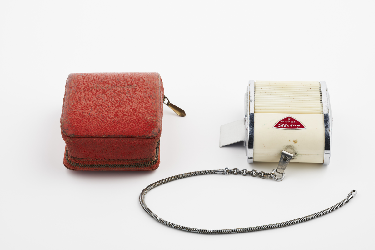 Lysmåleren er i modell Sixtry, produsert av Gossen, trolig i andre halvdel av 1950-tallet. Rødt lærfutteral med glidelås tilhører en lignende modell av samme produsent, Sixtomat.

Diverse fotoutstyr og andre gjenstander som har tilhørt Synnøve Brændshøi sitt fotoatelier. De fleste er nok fra 40- og 50-tallet. 
