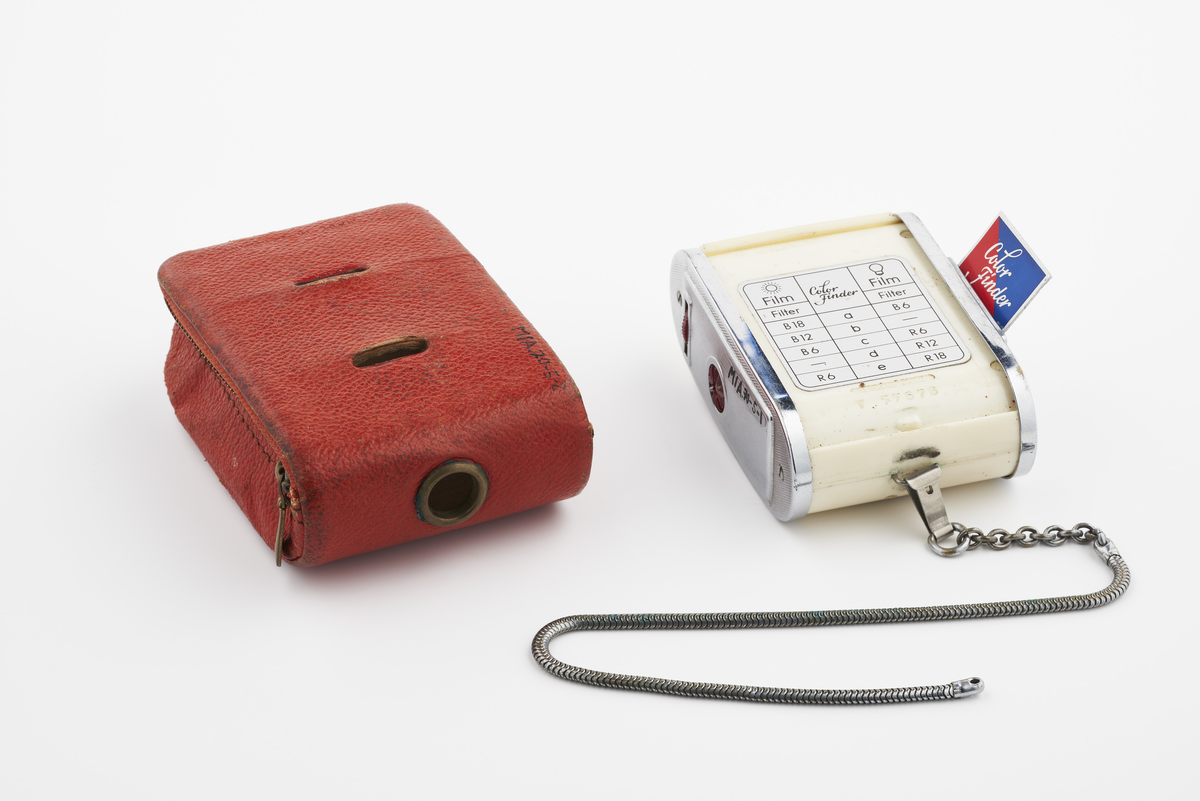 Lysmåleren er i modell Sixtry, produsert av Gossen, trolig i andre halvdel av 1950-tallet. Rødt lærfutteral med glidelås tilhører en lignende modell av samme produsent, Sixtomat.

Diverse fotoutstyr og andre gjenstander som har tilhørt Synnøve Brændshøi sitt fotoatelier. De fleste er nok fra 40- og 50-tallet. 
