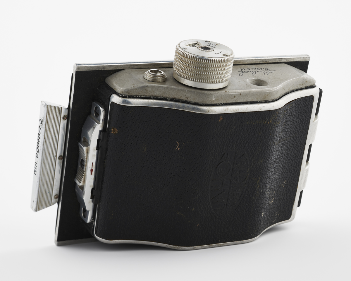 Bakstykke / filmholder til kamera. Produsert av Linhof mellom 1952 og 1957. Passer til Rollfilm 120 og bildestørrelse 6 x 9. Bakstykket består av tre deler. Usikkert hvilket kamera det har blitt brukt til.


Diverse fotoutstyr og andre gjenstander som har tilhørt Synnøve Brændshøi sitt fotoatelier. De fleste er nok fra 40- og 50-tallet. 