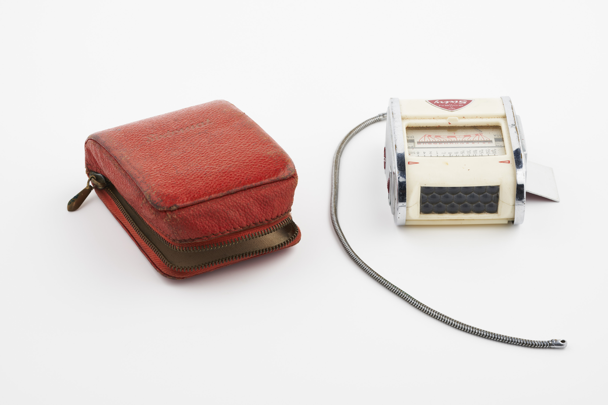 Lysmåleren er i modell Sixtry, produsert av Gossen, trolig i andre halvdel av 1950-tallet. Rødt lærfutteral med glidelås tilhører en lignende modell av samme produsent, Sixtomat.

Diverse fotoutstyr og andre gjenstander som har tilhørt Synnøve Brændshøi sitt fotoatelier. De fleste er nok fra 40- og 50-tallet. 
