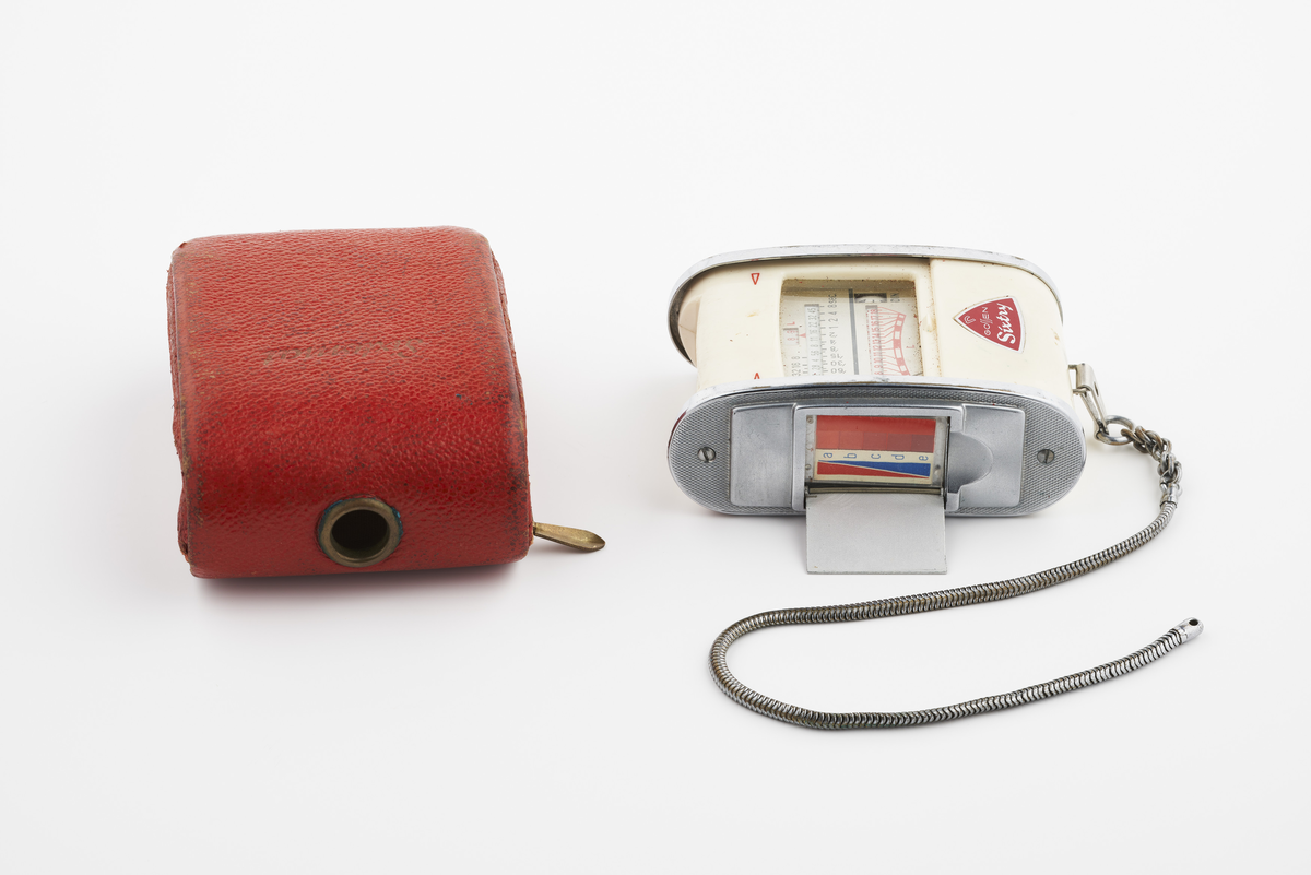 Lysmåleren er i modell Sixtry, produsert av Gossen, trolig i andre halvdel av 1950-tallet. Rødt lærfutteral med glidelås tilhører en lignende modell av samme produsent, Sixtomat.

Diverse fotoutstyr og andre gjenstander som har tilhørt Synnøve Brændshøi sitt fotoatelier. De fleste er nok fra 40- og 50-tallet. 

