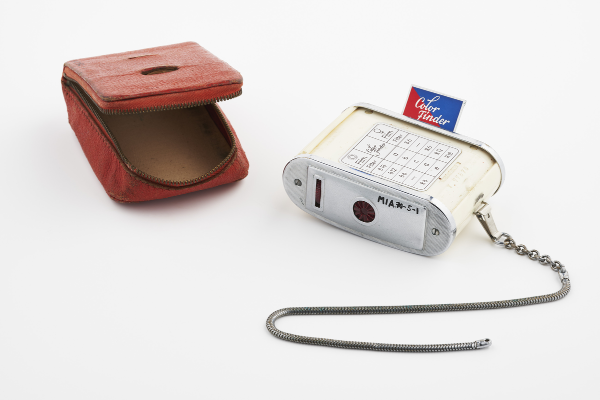 Lysmåleren er i modell Sixtry, produsert av Gossen, trolig i andre halvdel av 1950-tallet. Rødt lærfutteral med glidelås tilhører en lignende modell av samme produsent, Sixtomat.

Diverse fotoutstyr og andre gjenstander som har tilhørt Synnøve Brændshøi sitt fotoatelier. De fleste er nok fra 40- og 50-tallet. 
