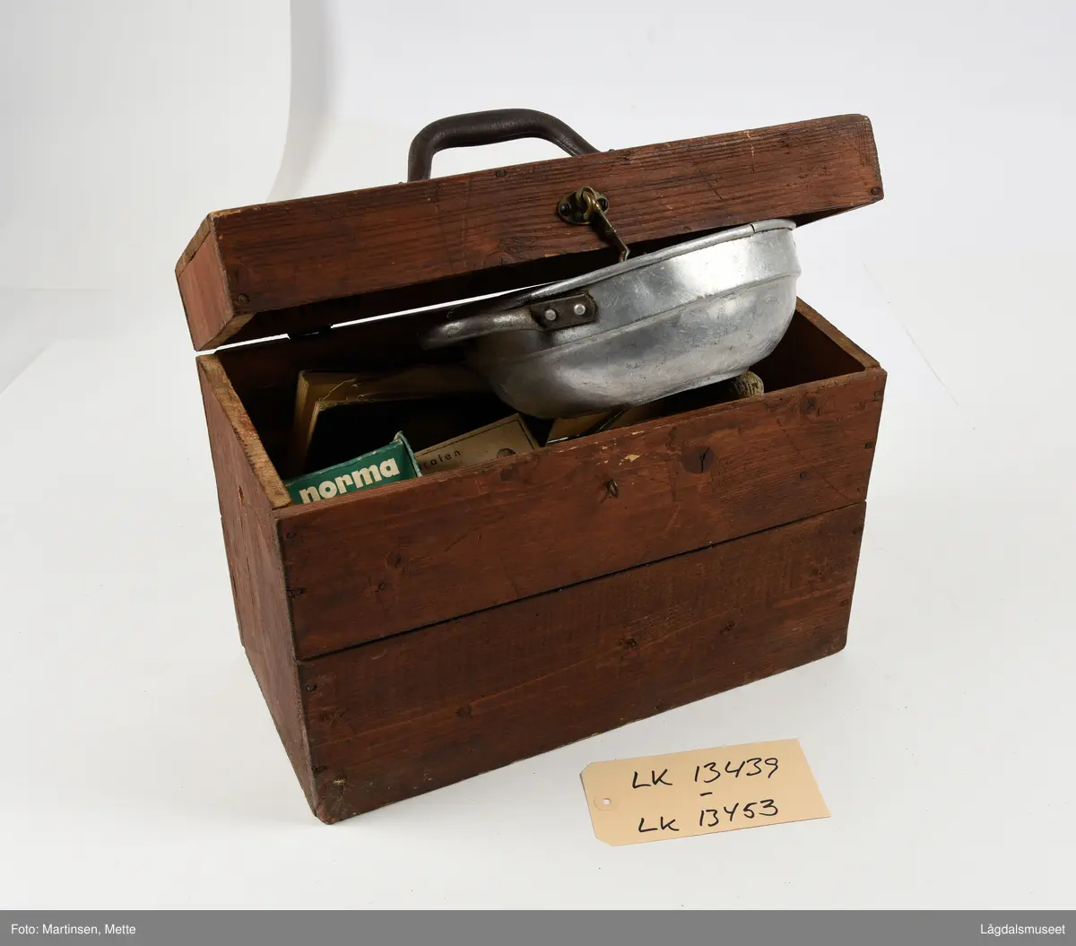 Kiste eller utstyrkiste til diverse redskaper for slakting. Kista er av tre og trolig lagd av materialer fra en margarinkasse. Jamnfør stempel på bunnen. Hengslet lokk med håndtak. Krok foran til låsing. Malt i en rødbrun farge.