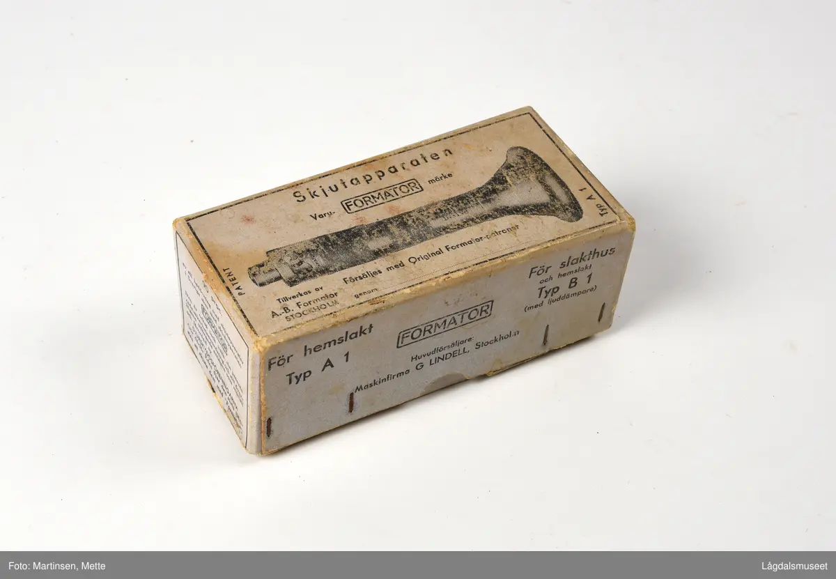 Slaktemaske i to deler liggende i original eske.