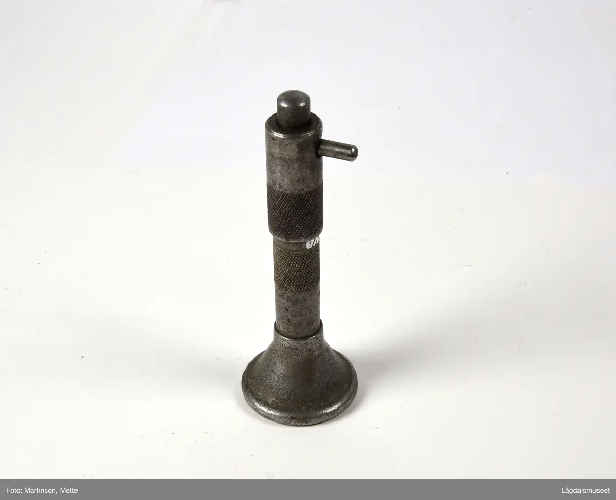 Slaktemaske i to deler liggende i original eske.